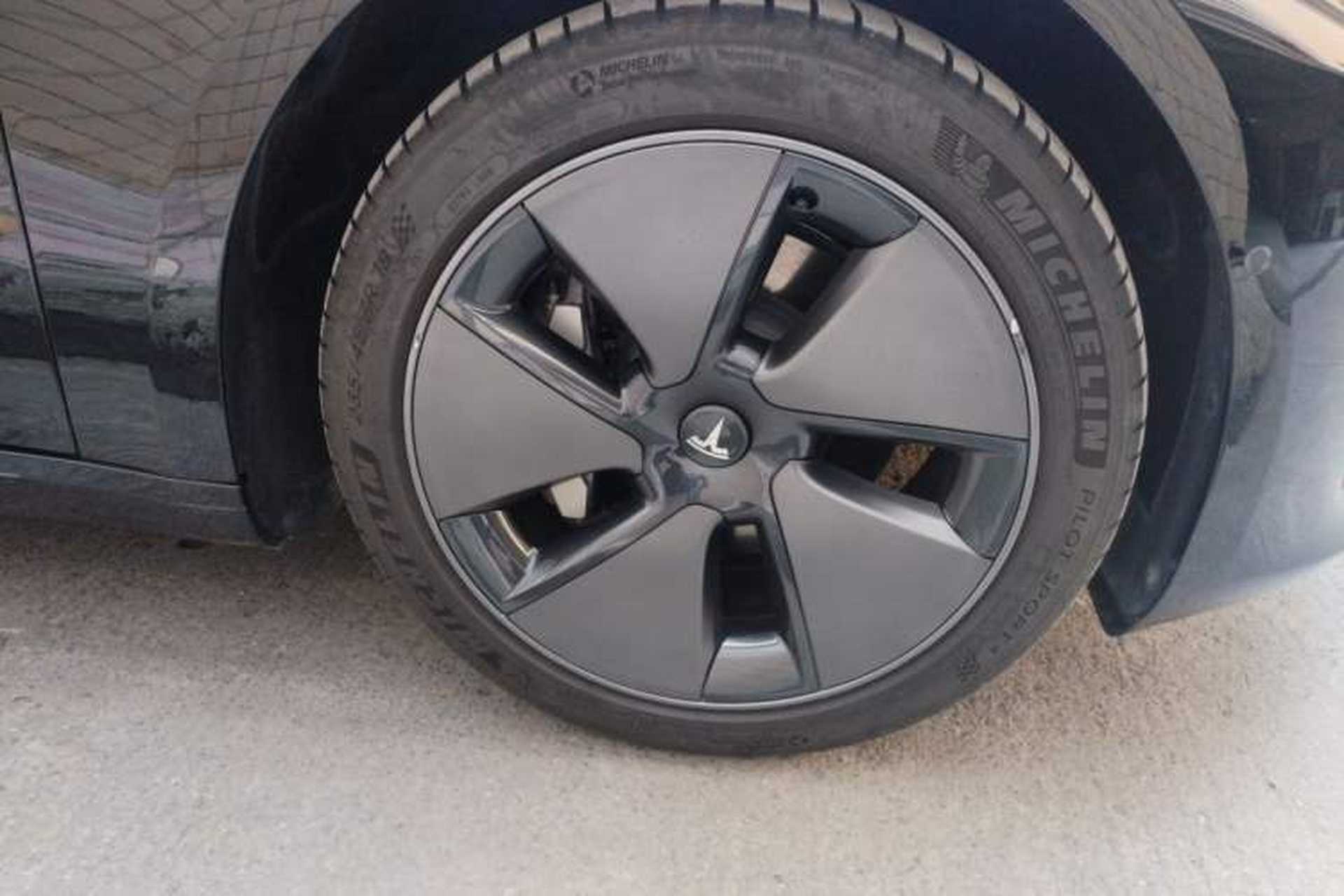 Used Tesla Model 3 2022 Rear-Wheel-Drive Version Right Front Wheel Hub