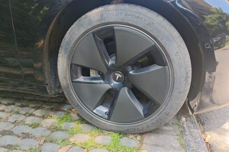 Used Tesla Model 3 2022 Rear-Wheel-Drive Version Right Front Wheel Hub