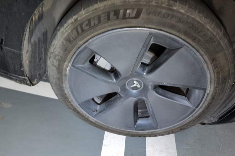 Used Tesla Model 3 2022 Rear-Wheel-Drive Version Right Front Wheel Hub