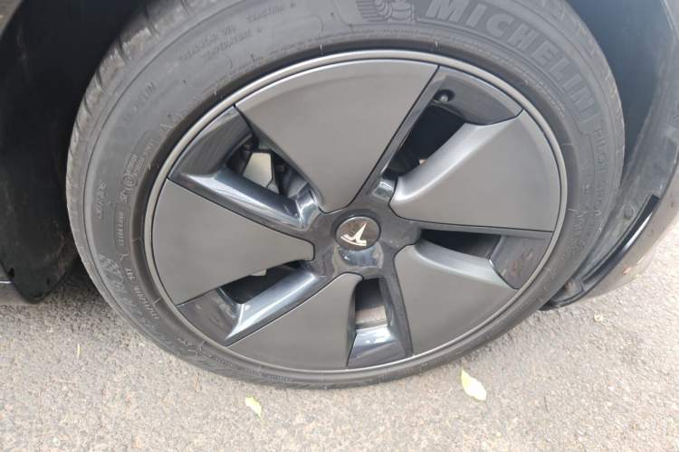 Used Tesla Model 3 2022 Rear-Wheel-Drive Version Right Front Wheel Hub
