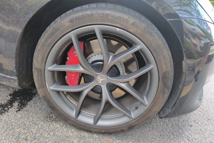 Used Tesla Model 3 2022 Performance High-Performance All-Wheel-Drive Version Right Front Wheel Hub