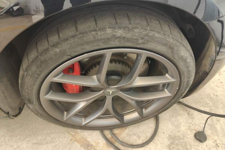 Used Tesla Model 3 2022 Performance High-Performance All-Wheel-Drive Version Right Front Wheel Hub