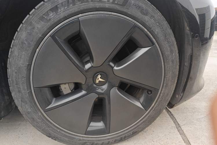 Used Tesla Model 3 2022 Rear-Wheel-Drive Version Right Front Wheel Hub