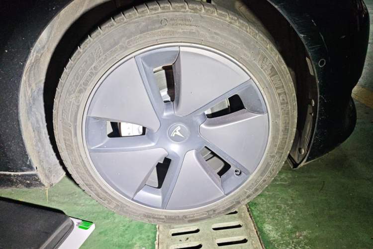 Used Tesla Model 3 2022 Rear-Wheel-Drive Version Right Front Wheel Hub