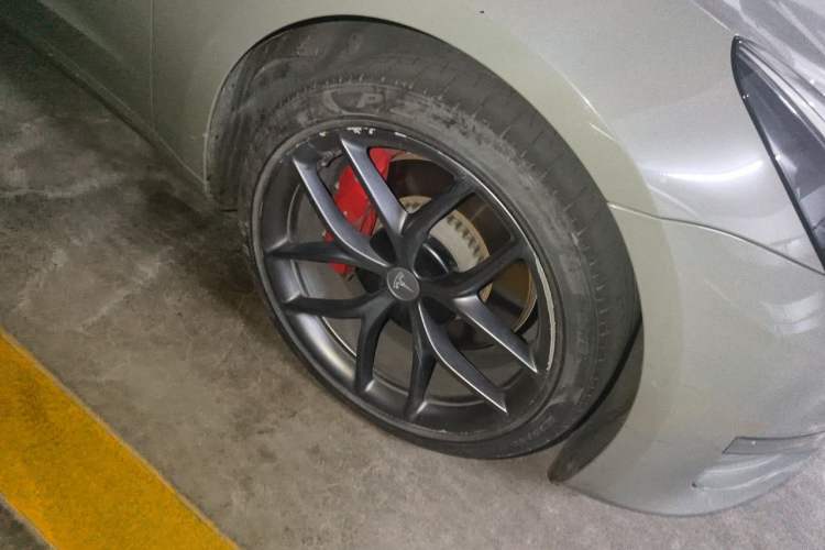 Used Tesla Model 3 2022 Performance High-Performance All-Wheel-Drive Version Right Front Wheel Hub
