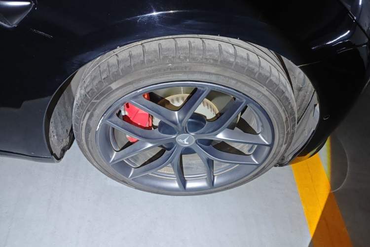 Used Tesla Model 3 2022 Performance High-Performance All-Wheel-Drive Version Right Front Wheel Hub