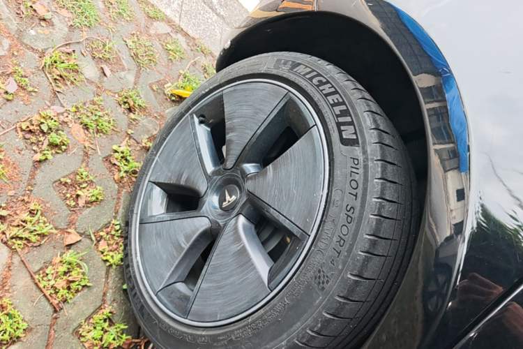 Used Tesla Model 3 2022 Rear-Wheel-Drive Version Right Rear Wheel Hub