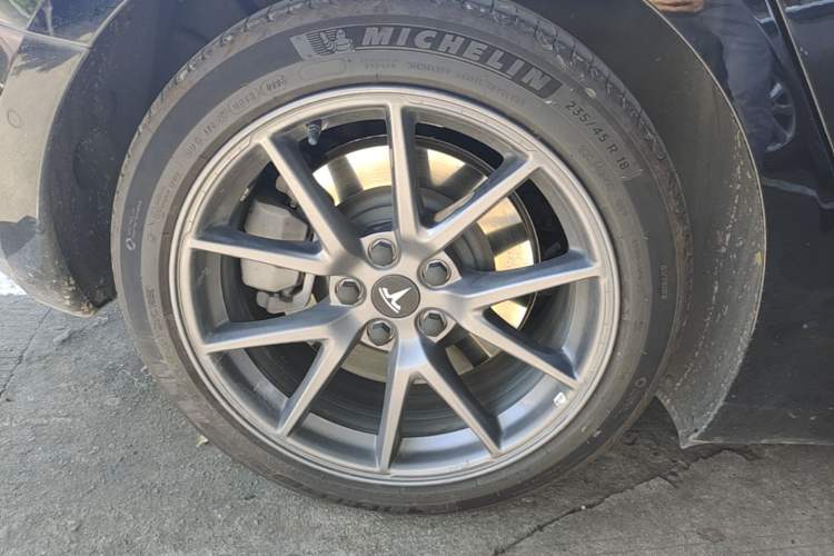 Used Tesla Model 3 2022 Rear-Wheel-Drive Version Right Rear Wheel Hub