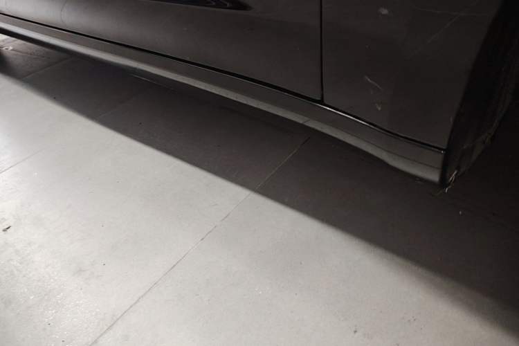 Used Tesla Model 3 2022 Performance High-Performance All-Wheel-Drive Version Right Side Sill