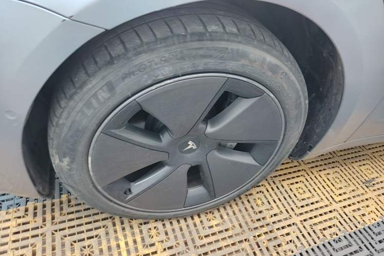 Used Tesla Model 3 2022 Rear-Wheel-Drive Version Left Front Wheel Hub