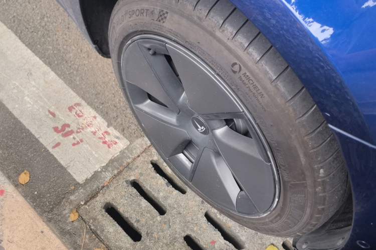 Used Tesla Model 3 2022 Rear-Wheel-Drive Version Right Front Wheel Hub