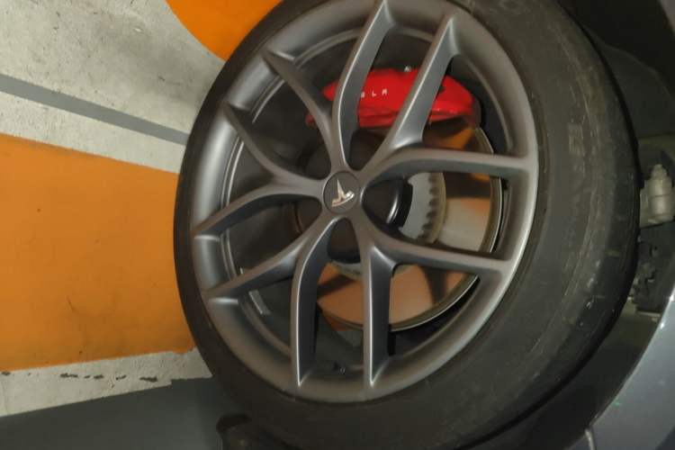 Used Tesla Model 3 2022 Performance High-Performance All-Wheel-Drive Version Right Front Wheel Hub