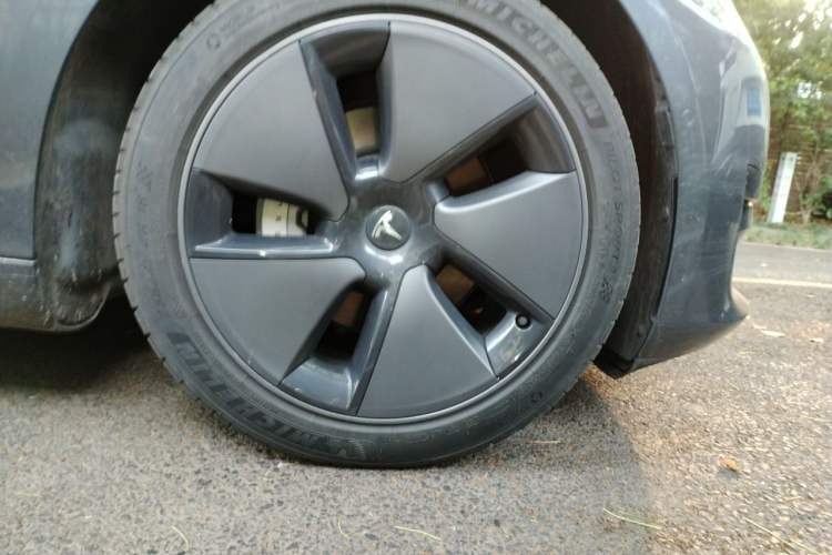 Used Tesla Model 3 2022 Rear-Wheel-Drive Version Right Front Wheel Hub
