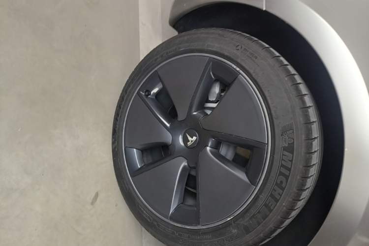 Used Tesla Model 3 2022 Rear-Wheel-Drive Version Right Rear Wheel Hub