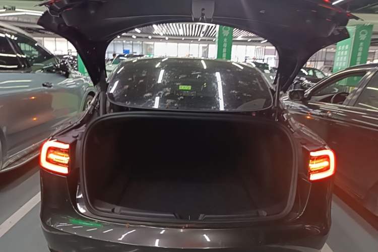 Used Tesla Model 3 2022 Rear-Wheel-Drive Version Trunk