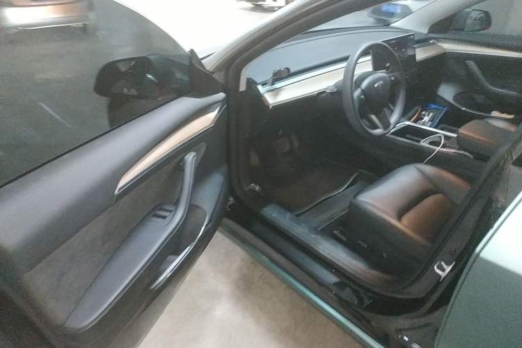 Used Tesla Model 3 2022 Rear-Wheel-Drive Version Interior 3