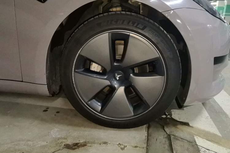Used Tesla Model 3 2022 Rear-Wheel-Drive Version Right Front Wheel Hub