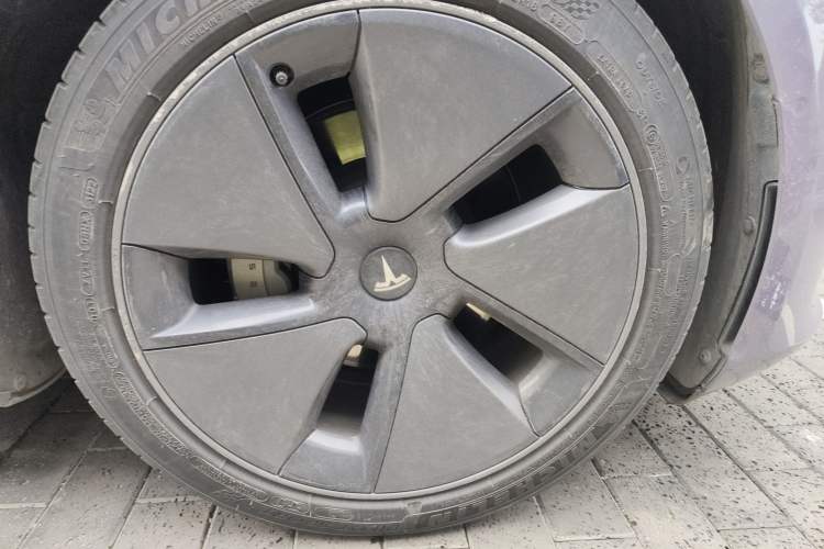 Used Tesla Model 3 2022 Rear-Wheel-Drive Version Right Front Wheel Hub