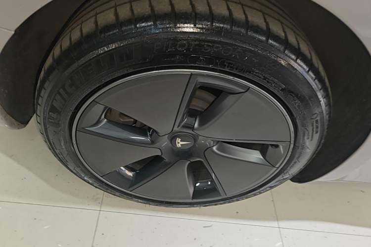 Used Tesla Model 3 2022 Rear-Wheel-Drive Version Right Rear Wheel Hub