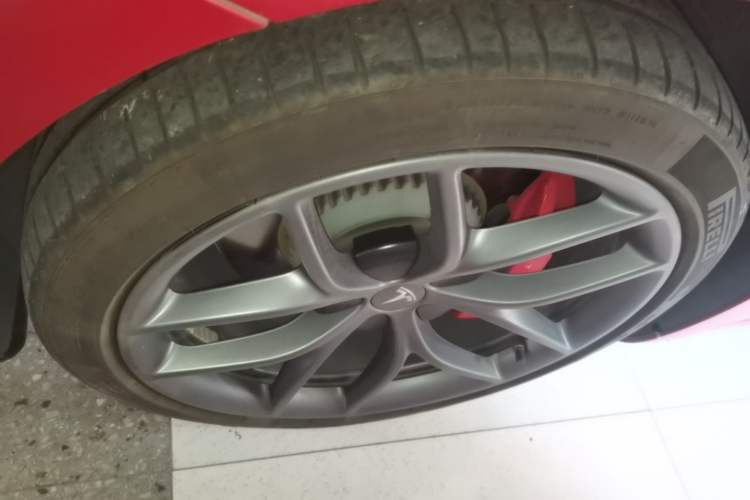 Used Tesla Model 3 2022 Performance High-Performance All-Wheel-Drive Version Left Front Wheel Hub