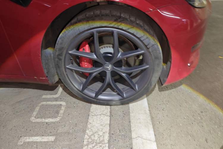 Used Tesla Model 3 2022 Performance High-Performance All-Wheel-Drive Version Right Front Wheel Hub