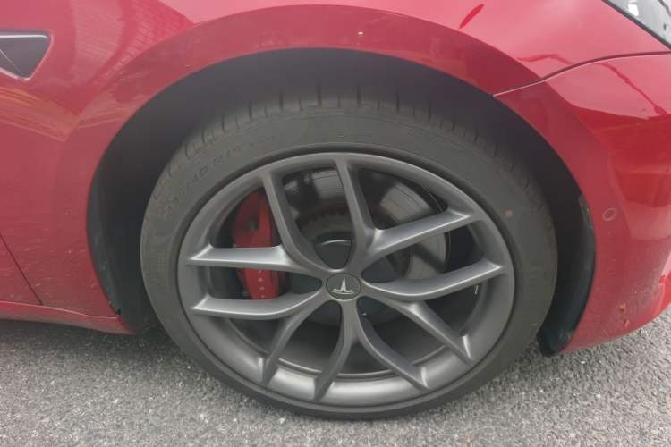 Used Tesla Model 3 2022 Performance High-Performance All-Wheel-Drive Version Right Front Wheel Hub