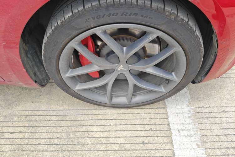 Used Tesla Model 3 2022 Performance High-Performance All-Wheel-Drive Version Right Front Wheel Hub
