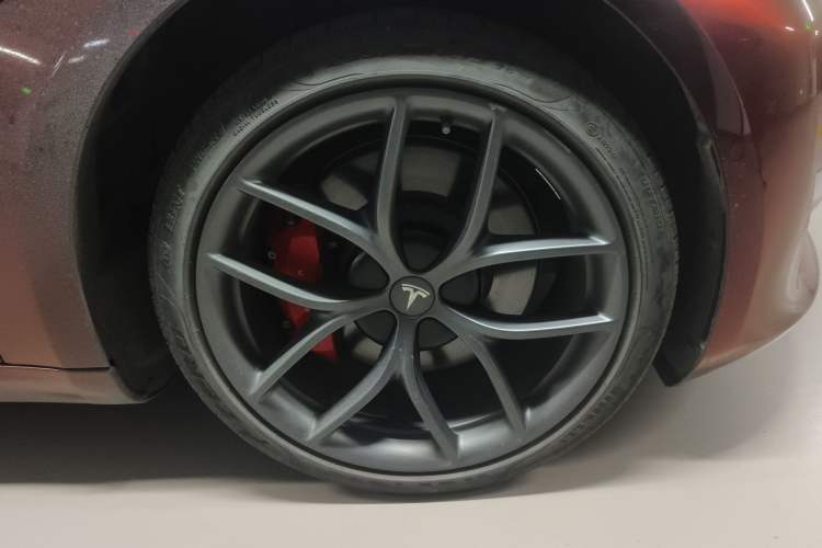 Used Tesla Model 3 2022 Performance High-Performance All-Wheel-Drive Version Right Front Wheel Hub
