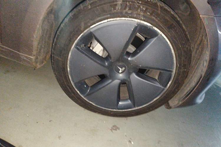 Used Tesla Model 3 2022 Rear-Wheel-Drive Version Right Front Wheel Hub