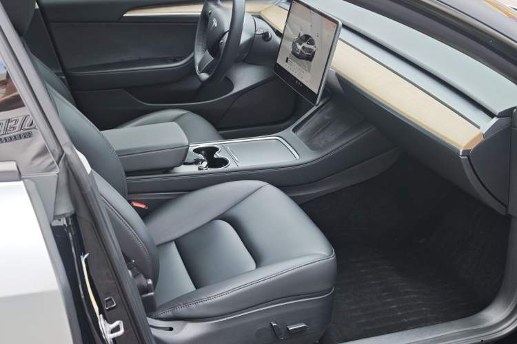 Used Tesla Model 3 2022 Rear-Wheel-Drive Version Interior 2