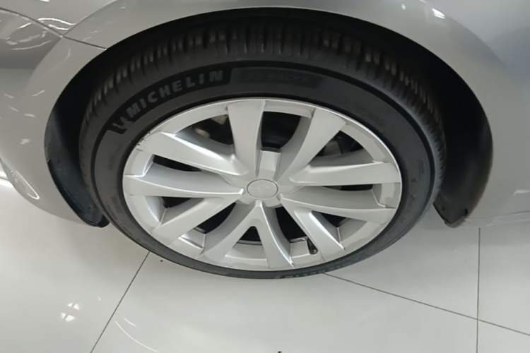 Used Tesla Model 3 2022 Rear-Wheel-Drive Version Left Front Wheel Hub