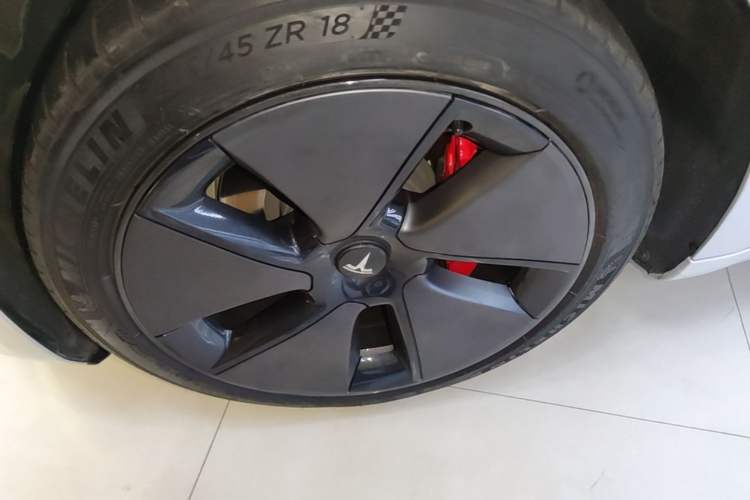 Used Tesla Model 3 2022 Rear-Wheel-Drive Version Left Front Wheel Hub