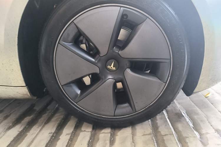 Used Tesla Model 3 2022 Rear-Wheel-Drive Version Right Front Wheel Hub