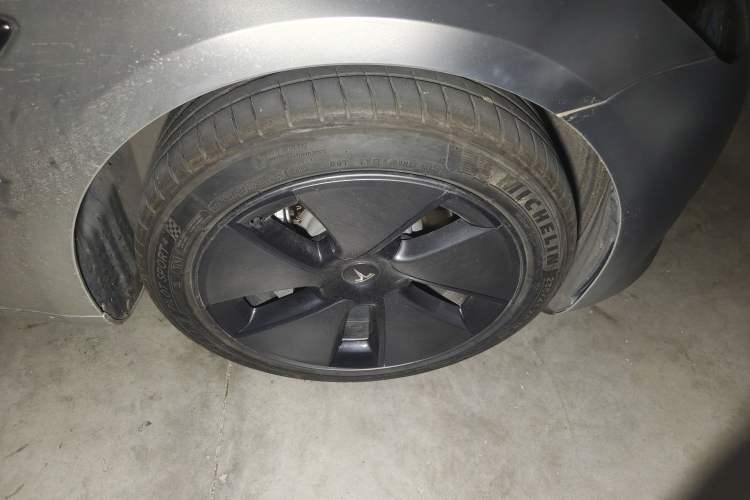 Used Tesla Model 3 2022 Rear-Wheel-Drive Version Right Front Wheel Hub
