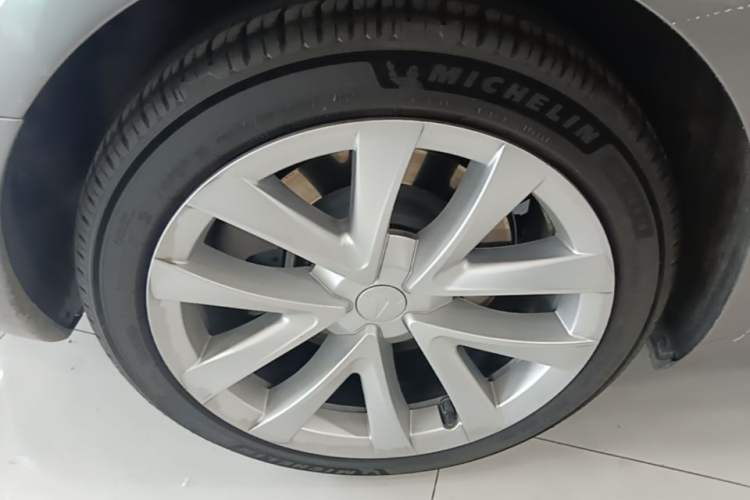 Used Tesla Model 3 2022 Rear-Wheel-Drive Version Right Rear Wheel Hub