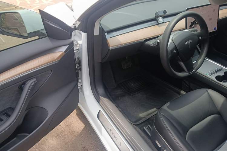 Used Tesla Model 3 2022 Rear-Wheel-Drive Version Interior 3