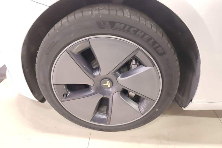 Used Tesla Model 3 2022 Rear-Wheel-Drive Version Left Front Wheel Hub