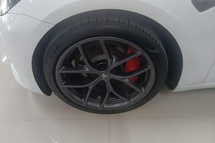 Used Tesla Model 3 2022 Performance High-Performance All-Wheel-Drive Version Left Front Wheel Hub