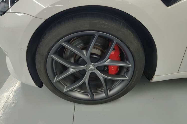 Used Tesla Model 3 2022 Performance High-Performance All-Wheel-Drive Version Left Front Wheel Hub