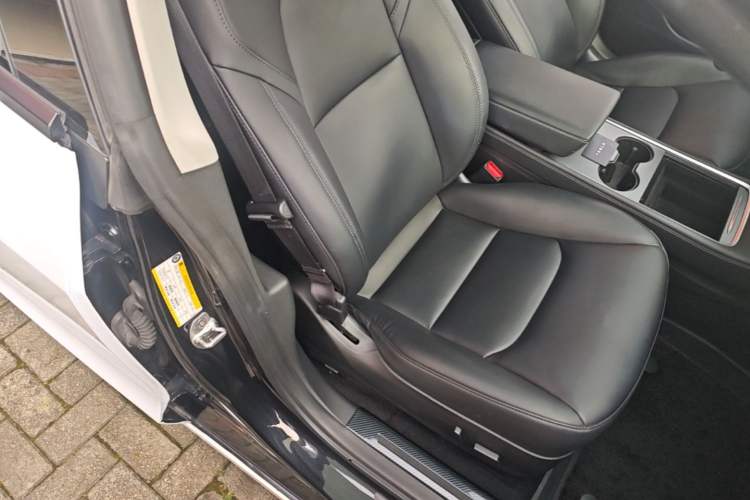 Used Tesla Model 3 2022 Rear-Wheel-Drive Version Right Front Seat