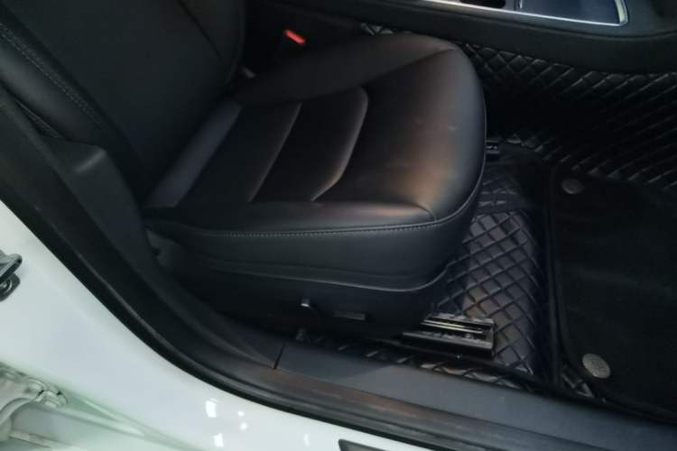 Used Tesla Model 3 2022 Rear-Wheel-Drive Version Right Front Seat