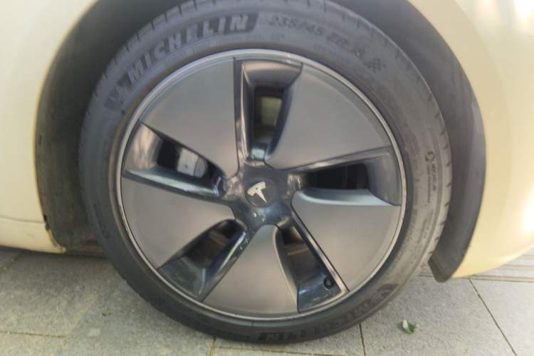 Used Tesla Model 3 2022 Rear-Wheel-Drive Version Right Front Wheel Hub