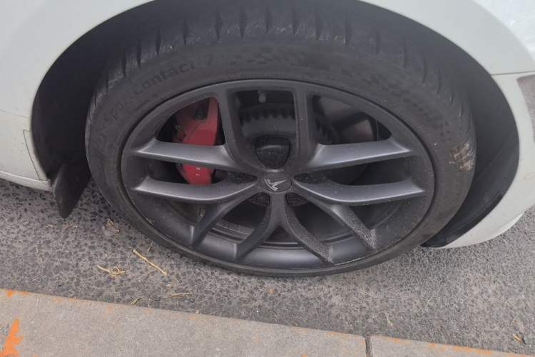 Used Tesla Model 3 2022 Performance High-Performance All-Wheel-Drive Version Right Front Wheel Hub