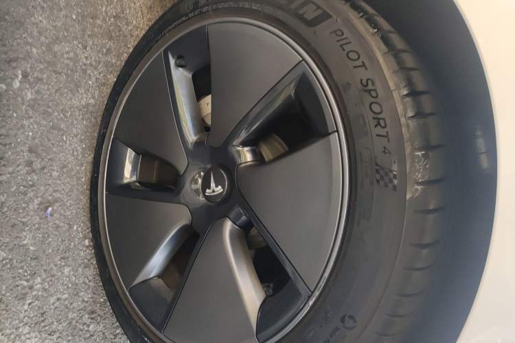 Used Tesla Model 3 2022 Rear-Wheel-Drive Version Right Front Wheel Hub