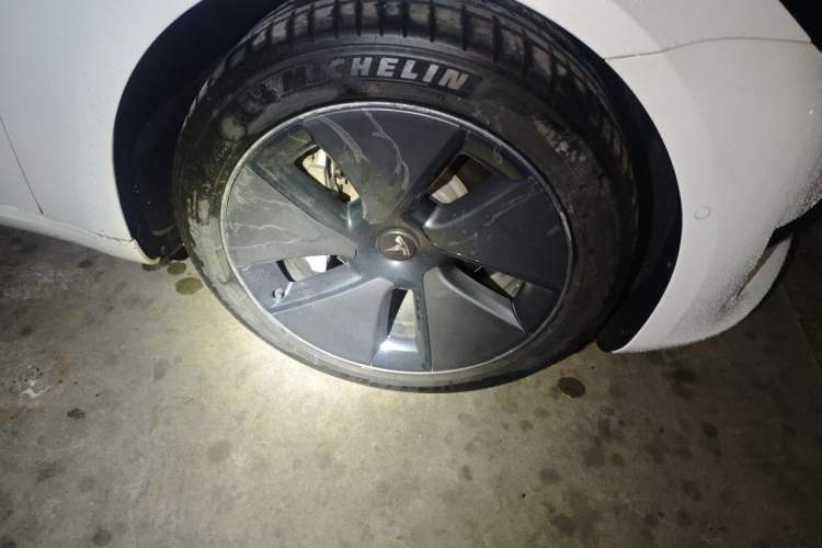 Used Tesla Model 3 2022 Rear-Wheel-Drive Version Right Front Wheel Hub