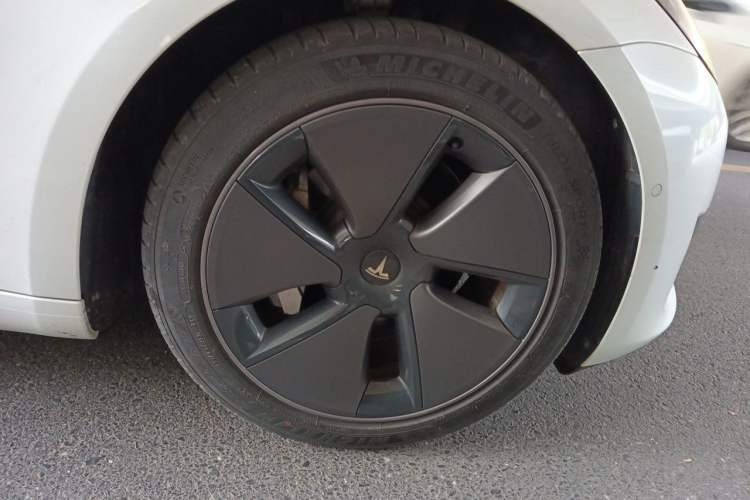Used Tesla Model 3 2022 Rear-Wheel-Drive Version Right Front Wheel Hub