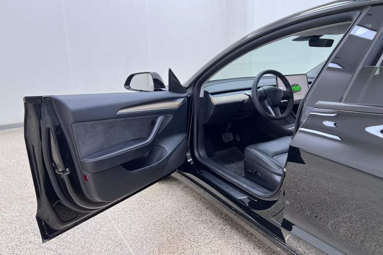 Used Tesla Model 3 2022 Rear-Wheel-Drive Version Interior 3