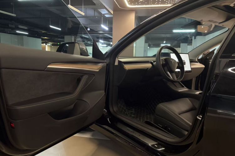 Used Tesla Model 3 2023 Long-Range All-Wheel-Drive Version Interior 1