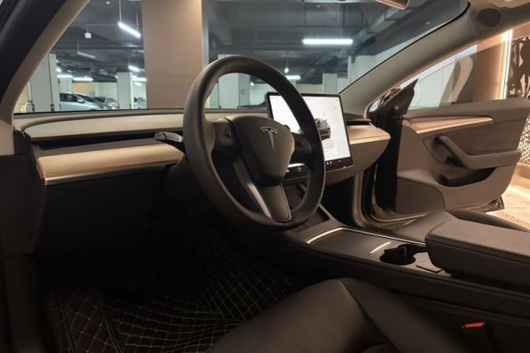 Used Tesla Model 3 2023 Long-Range All-Wheel-Drive Version Interior 10