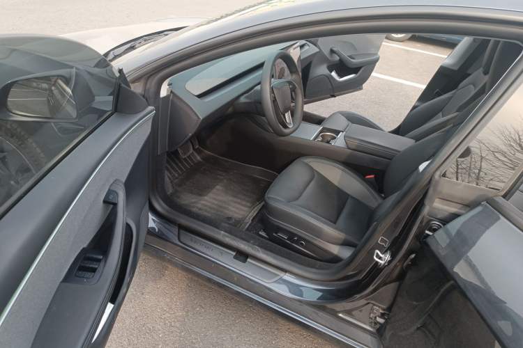 Used Tesla Model 3 2023 Rear-Wheel-Drive Version Interior 3